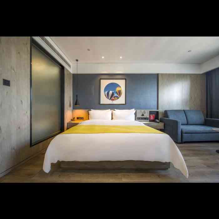 丽橙酒店·智(武汉光谷杨家湾地铁站店)-"离地铁大约六七百米,门口