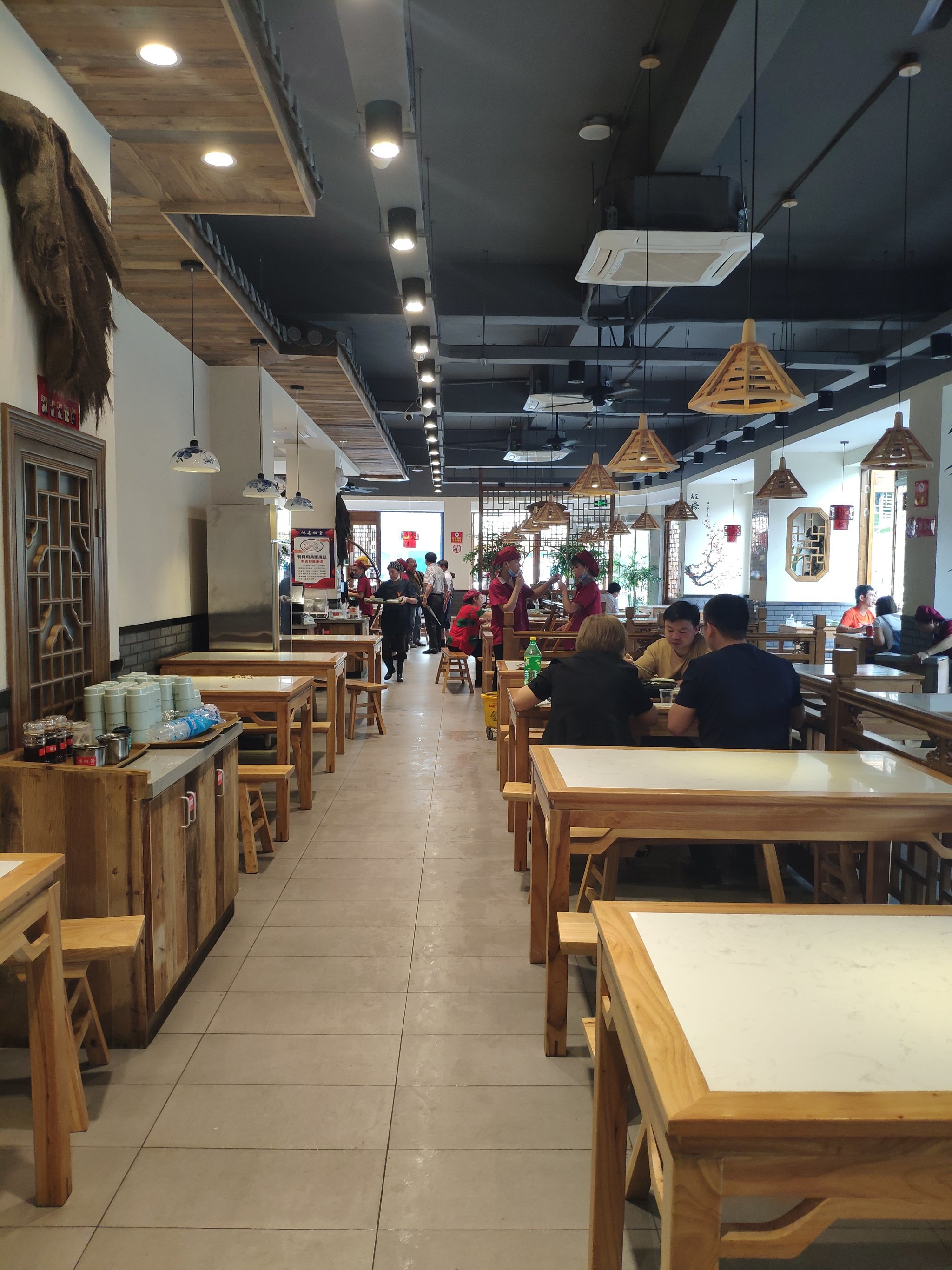 鸿喜饭堂在临安.店还是蛮大的.是家经营快