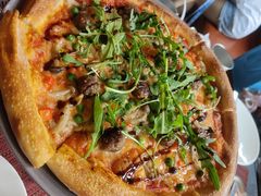 香烤菌菇比萨配芝麻叶-WOLFGANG PUCK KITCHEN & BAR(迪士尼小镇店)
