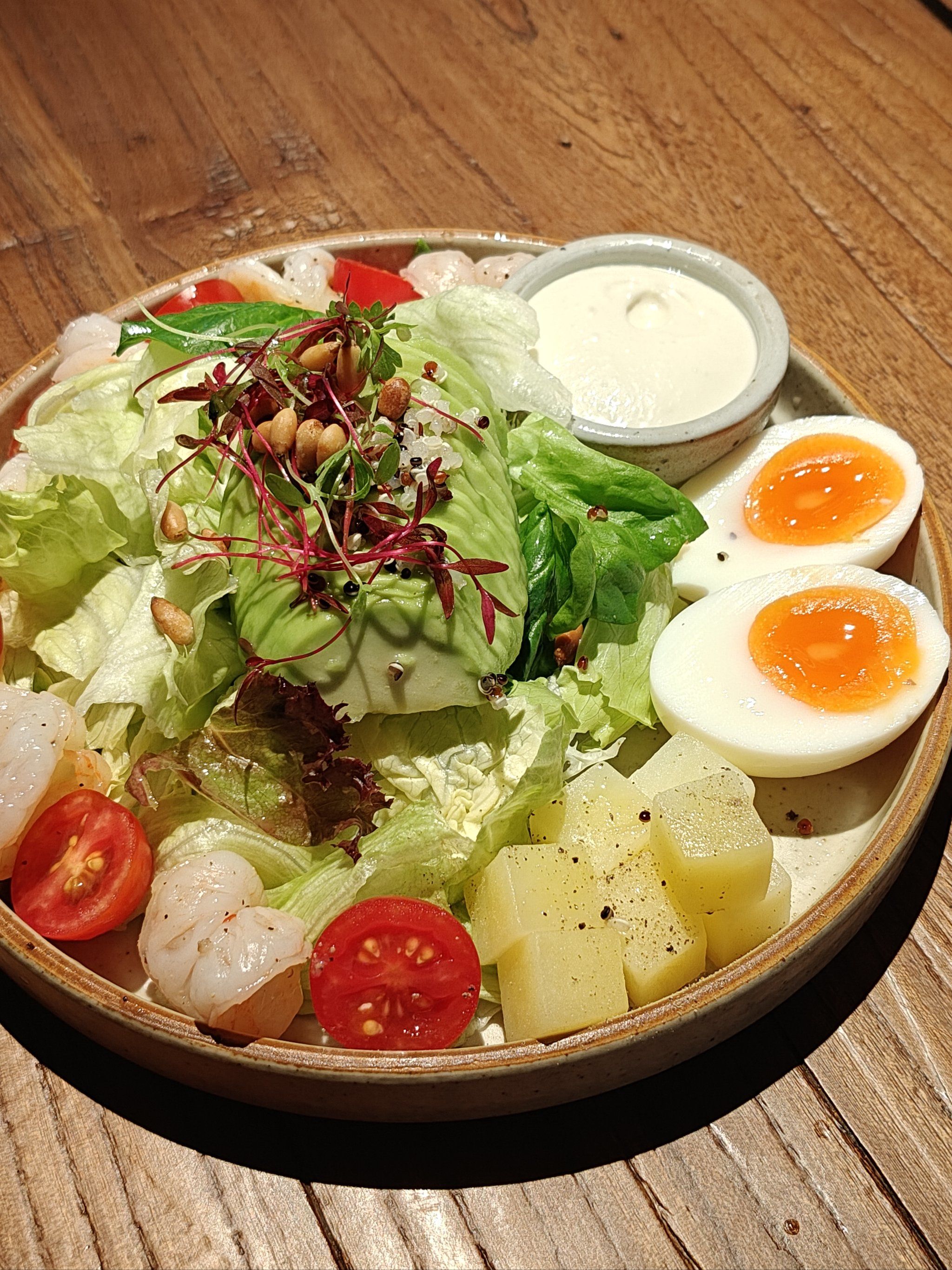 最近很爱轻食 #西餐简餐 
沙拉里的🦐非常嫩
感觉焯水后就出锅