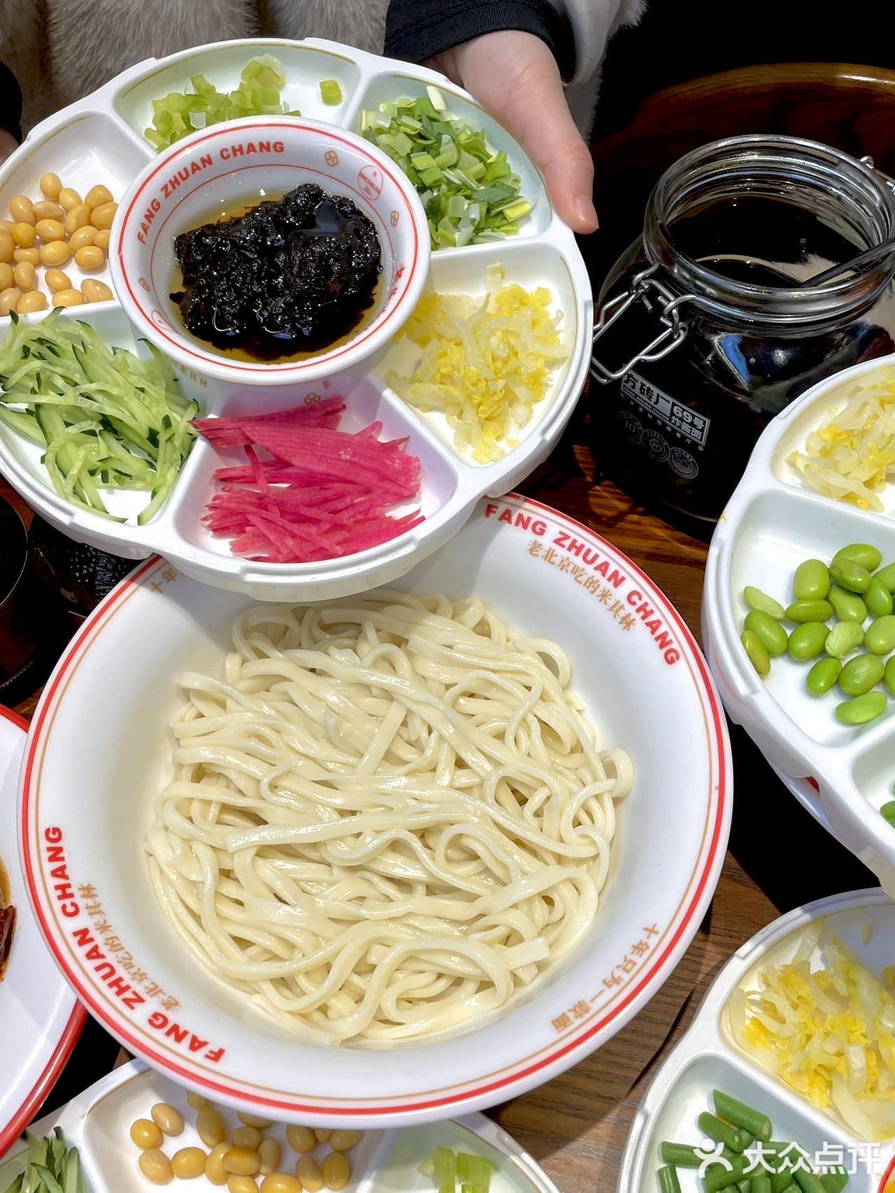 想吃正宗的老北京炸酱面来吃方砖厂就对啦