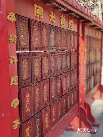 跟朋友在赶着还有两天假期，出来走走，开车来潭柘寺祈福