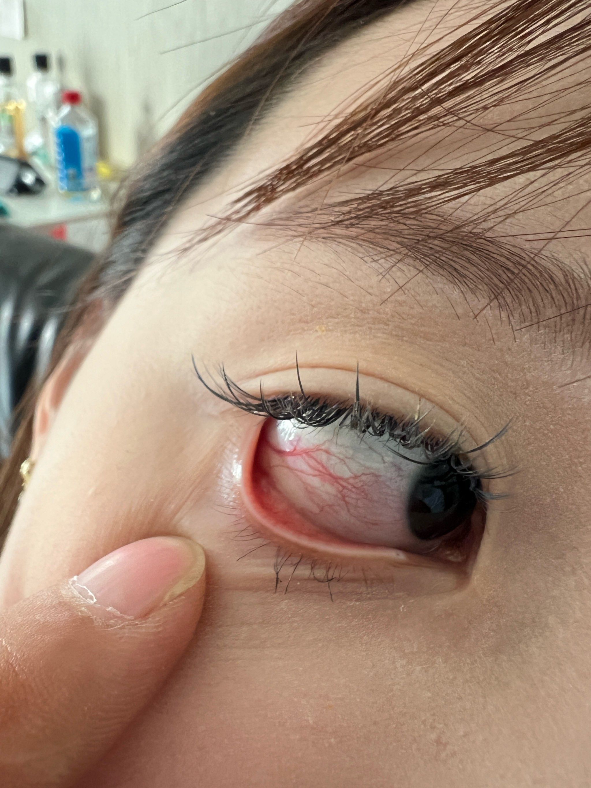 接完睫毛变红眼了第二天眼睛疼死了 美甲怎