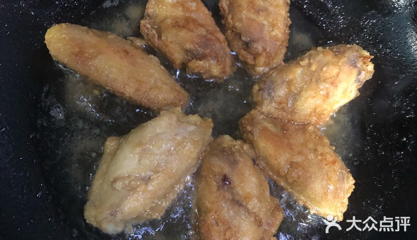 把鸡翅在水里过一下，放进面粉里