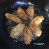 把鸡翅在水里过一下，放进面粉里