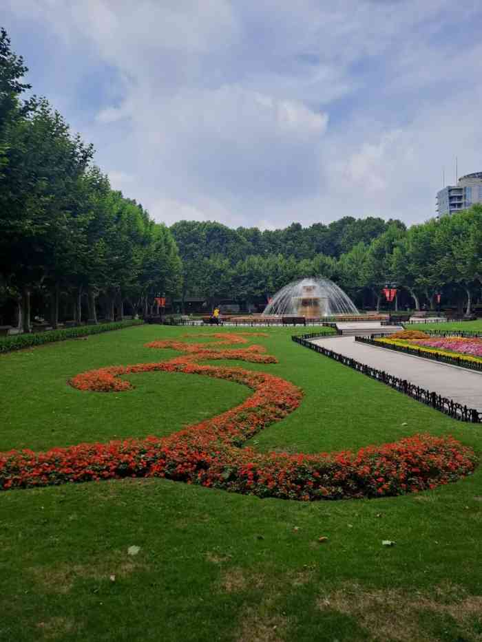 复兴公园-"很喜欢这样的法式公园,高高的梧桐树下的林.