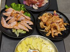 -山野的朋友露营炭火烤肉