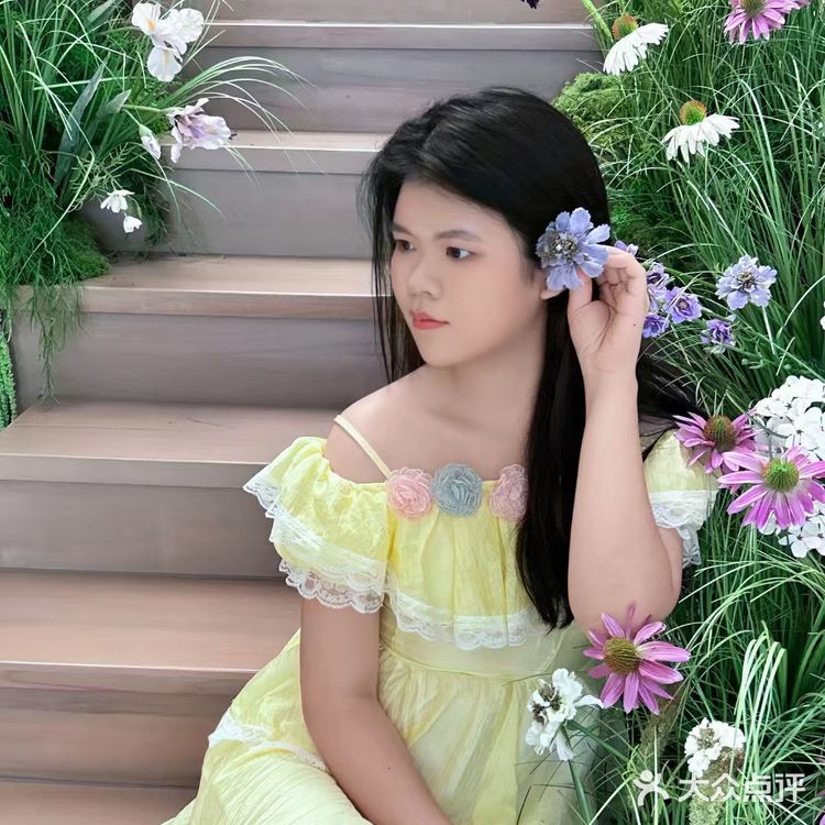 雨天偶遇｜被这家咖啡店的「花朵楼梯」美到了！