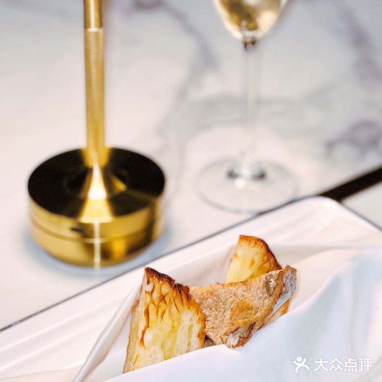 高甜预警｜情人节氛围拉满的烛光晚餐🌹餐厅一楼是玫瑰花花海～