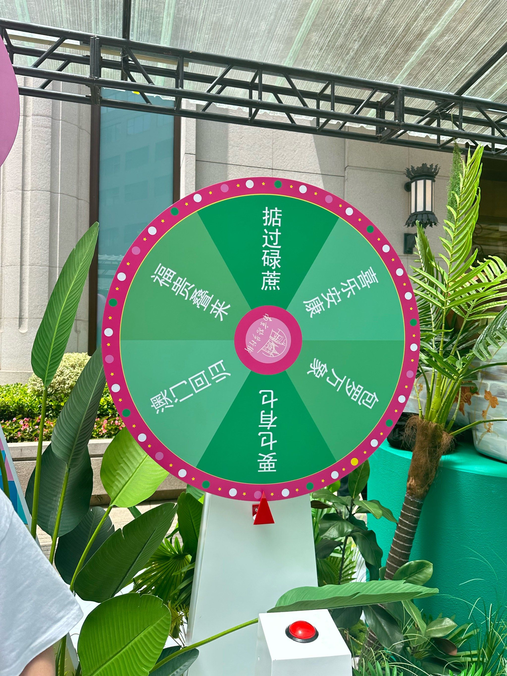 大丸门口有抽奖活动,奖品多多!都免费