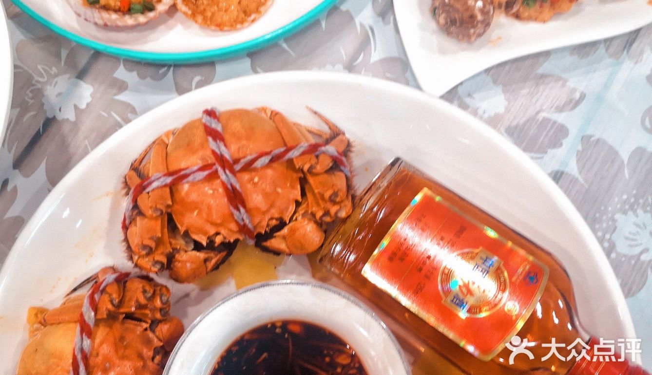 螃蟹配劲酒，越吃越有味