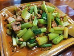 芹菜炒肉-苗湘食府(十年店)