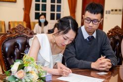 -现代经典婚纱摄影