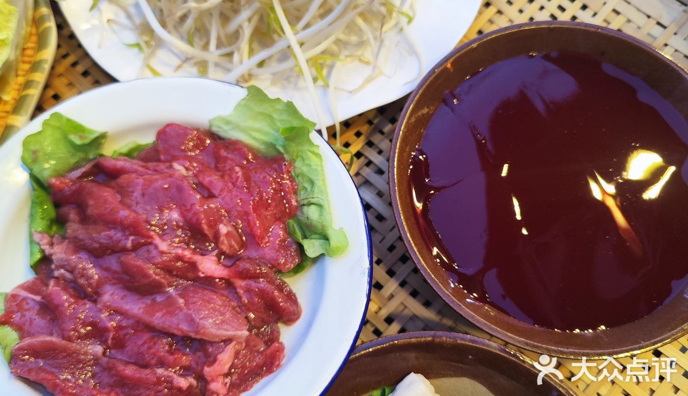 藏于幽深小巷的火锅店，其招牌菜令人难以忘怀。嫩牛肉