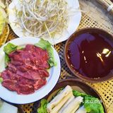 藏于幽深小巷的火锅店，其招牌菜令人难以忘怀。嫩牛肉