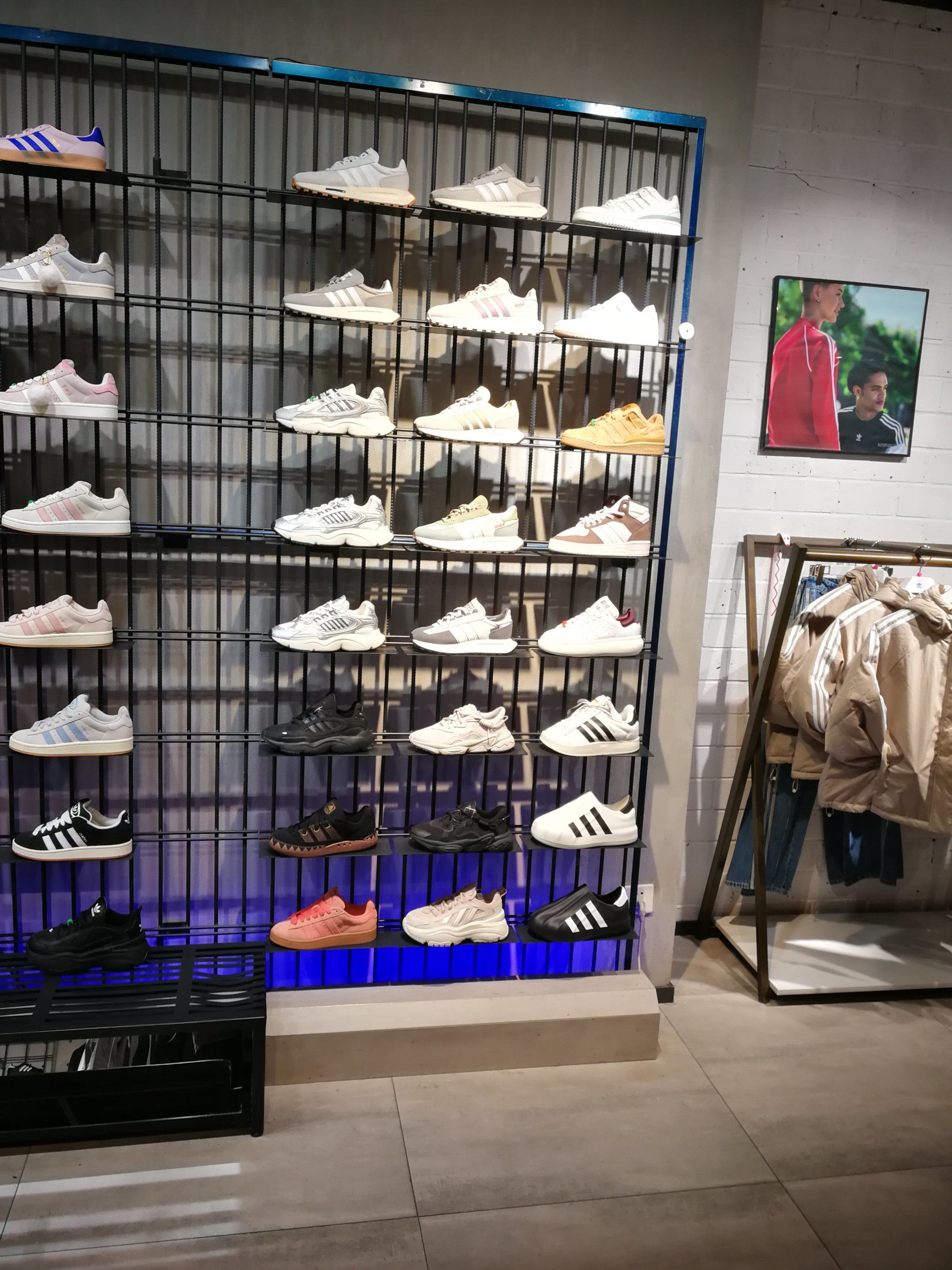 展柜里的运动鞋记