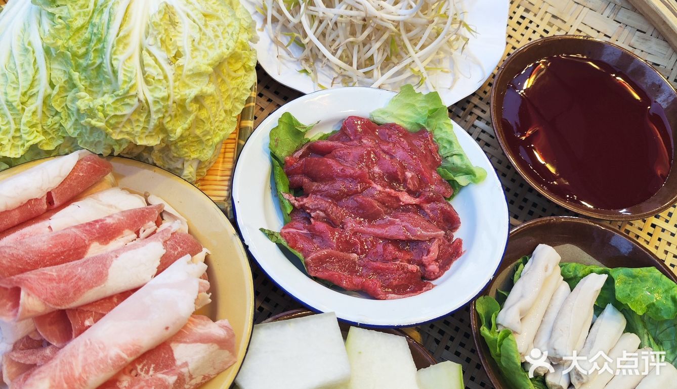 藏于幽深小巷的火锅店，其招牌菜令人难以忘怀。嫩牛肉