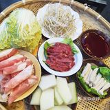 藏于幽深小巷的火锅店，其招牌菜令人难以忘怀。嫩牛肉
