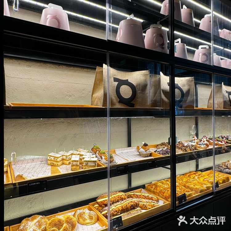 老城根黑金风烘焙面包店Q·FLAVORFUL