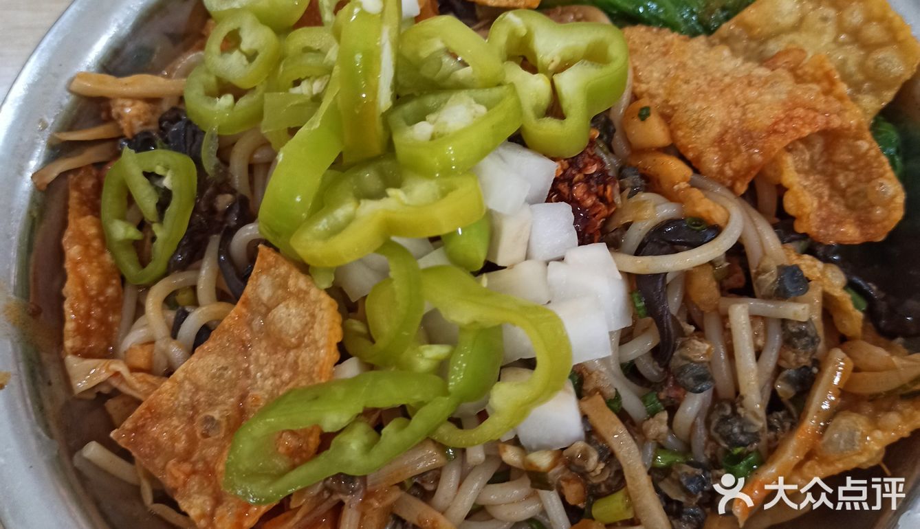 个人认为是最好吃的干捞螺蛳粉。粉里面有螺蛳肉和猪肉末