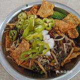 个人认为是最好吃的干捞螺蛳粉。粉里面有螺蛳肉和猪肉末