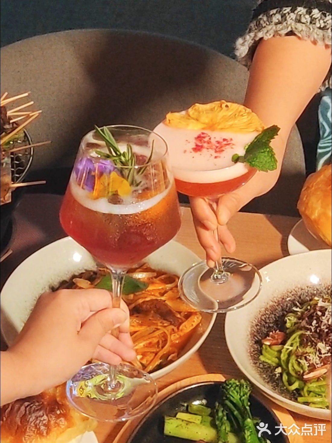 成都醉美夜景露天餐厅，看世界🏆杯+撸串+喝酒，巴适得很嘛！