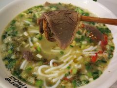 生椒牛肉过桥米线-在蒙自过桥米线
