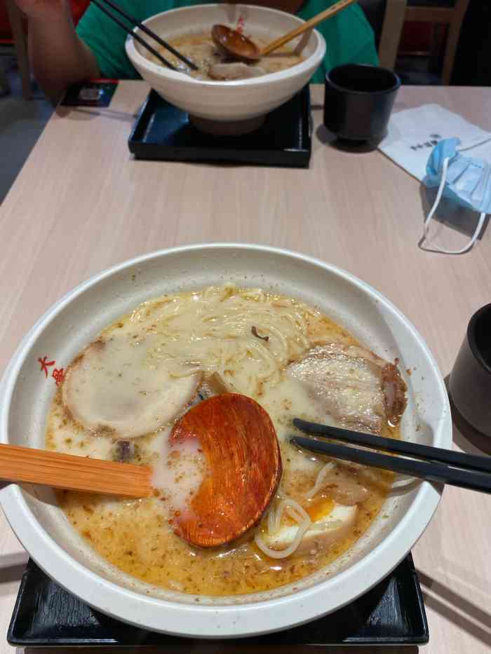 打分 总体一般 因为孩子比较喜欢吃味千 而我个人比较喜欢和府捞面