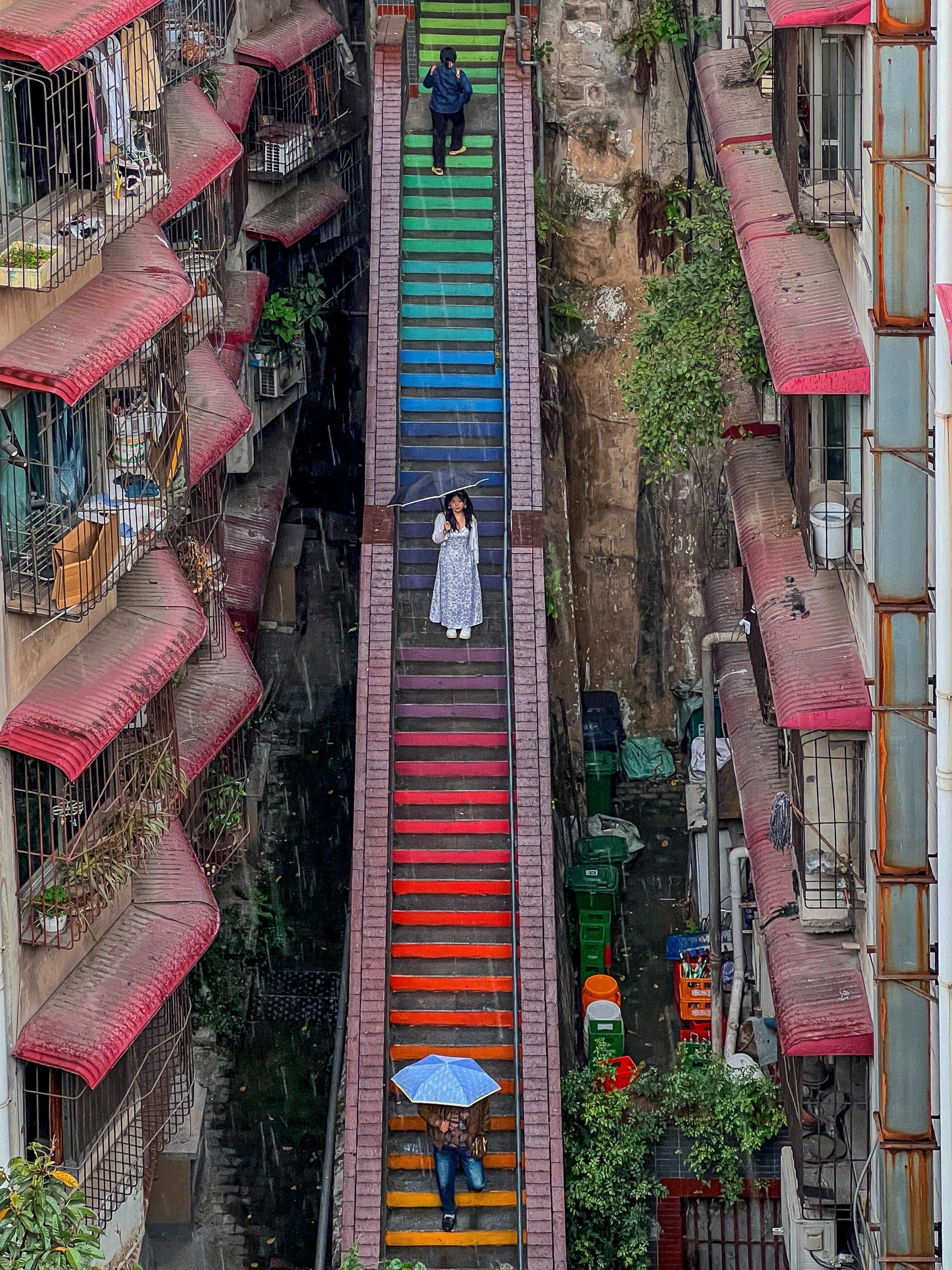 重庆彩虹楼梯,冒雨站了5分钟只为等路人走过