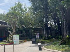 -Chom Cafe and Restaurant