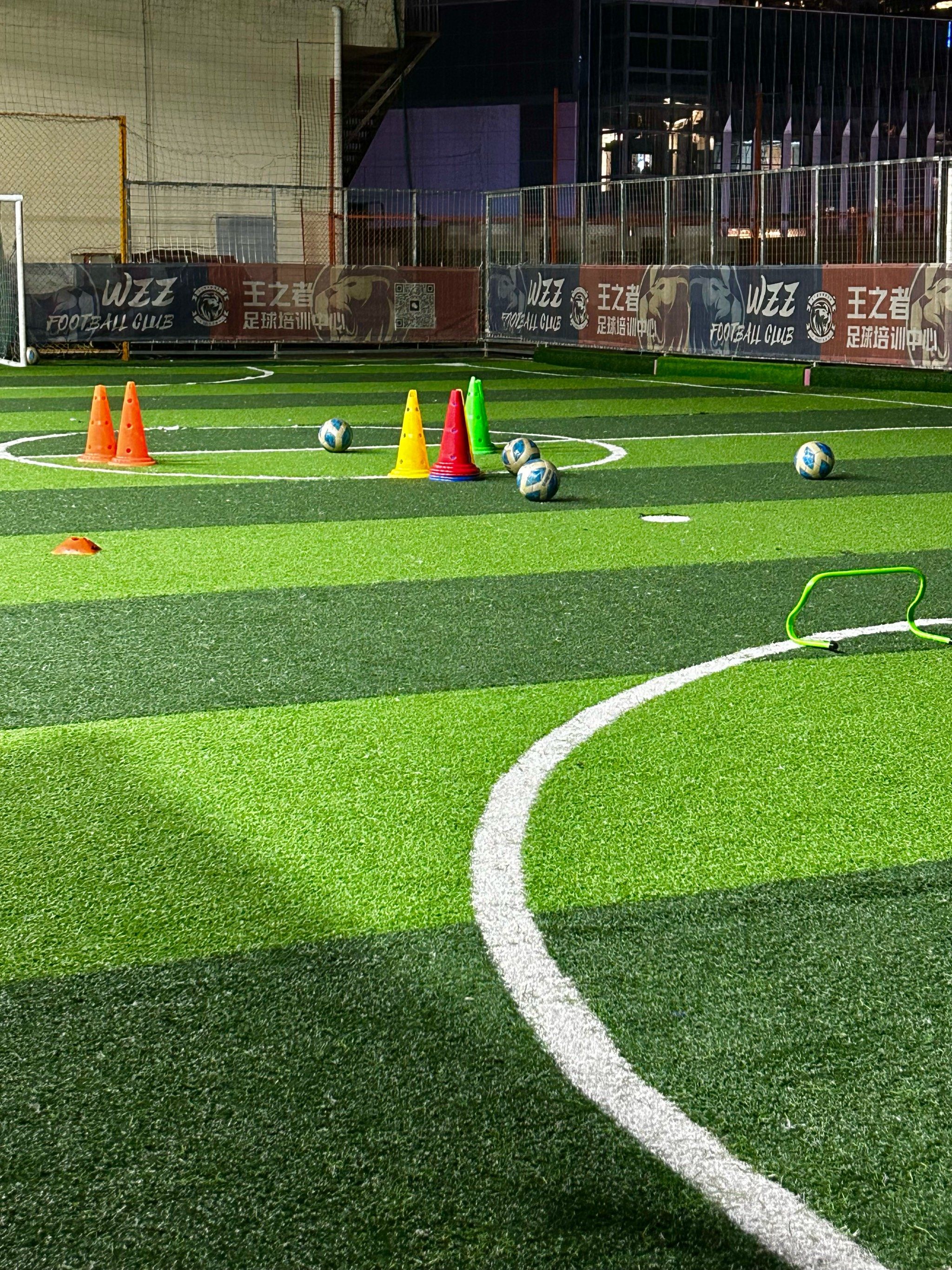 商场顶楼的绿茵足球场