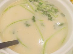 芫茜鱼头豆腐汤-美景家宴
