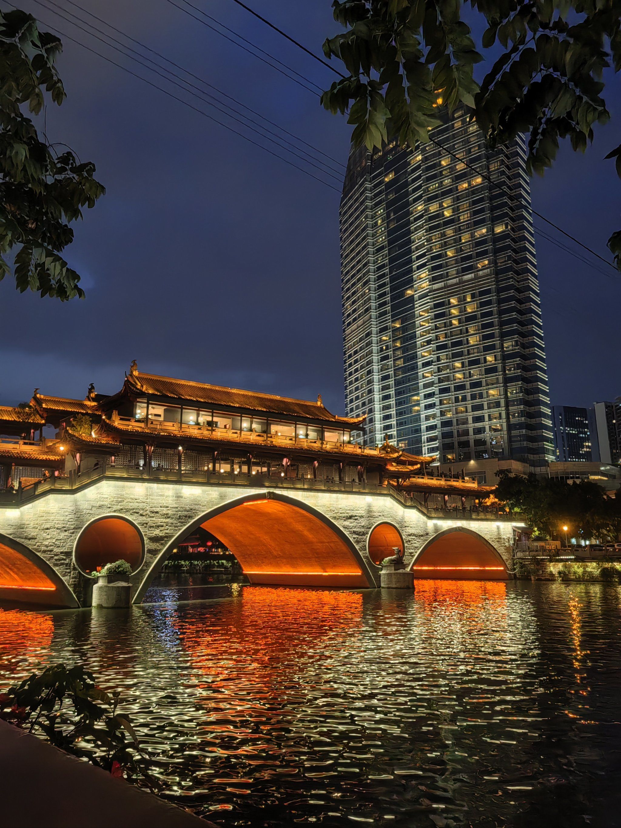 晚上我们逛完九眼桥就来皇城坝火锅九眼桥店吃了