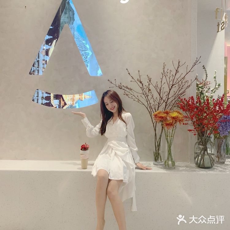 深圳毫无抵抗力的易烊千玺首家鲜花城堡昂司蛋糕店