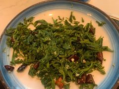 凉拌桑叶尖-蛙蛙叫干锅年代(簋街总店)