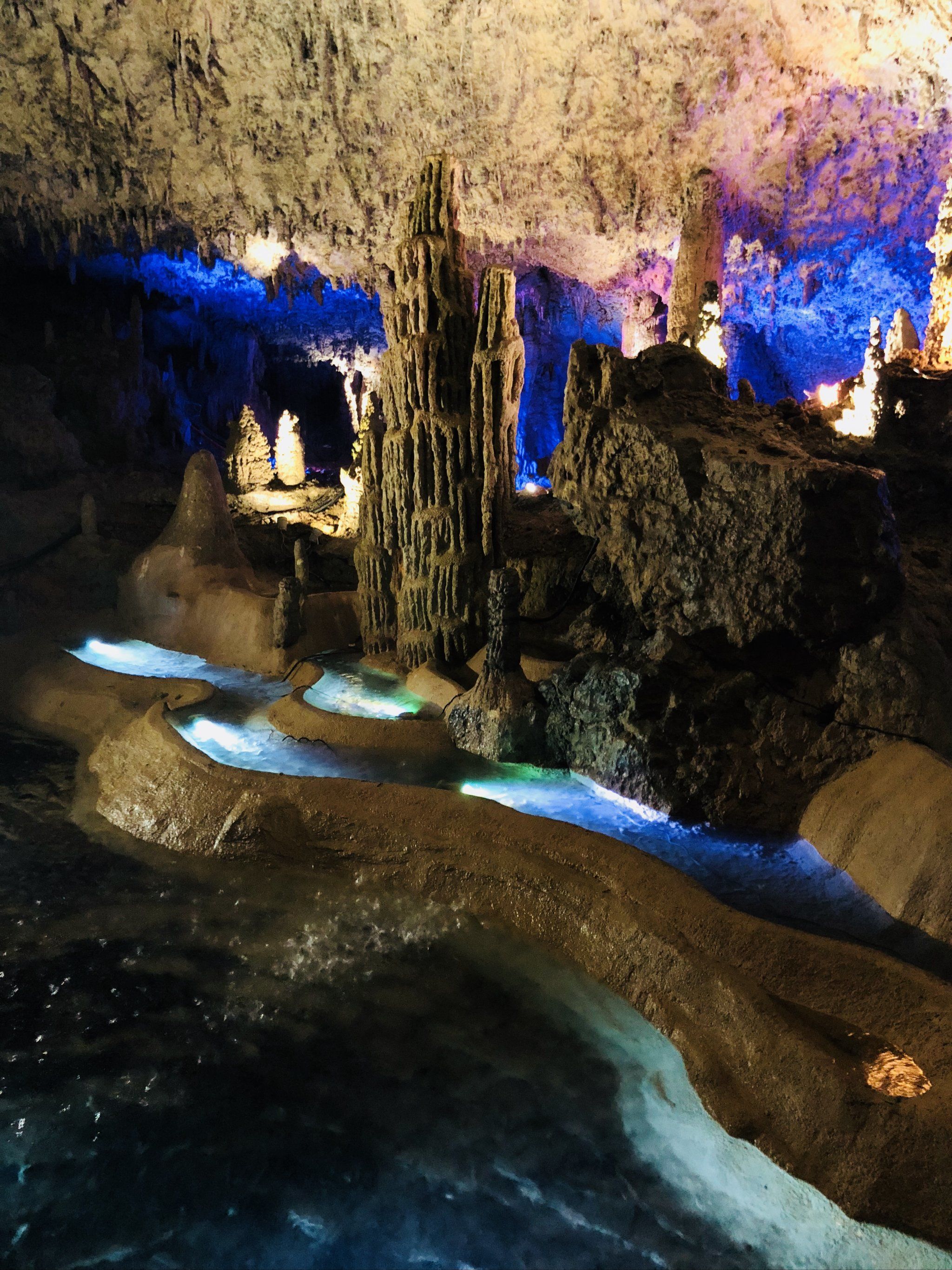 灯光下的溶洞,美得像画