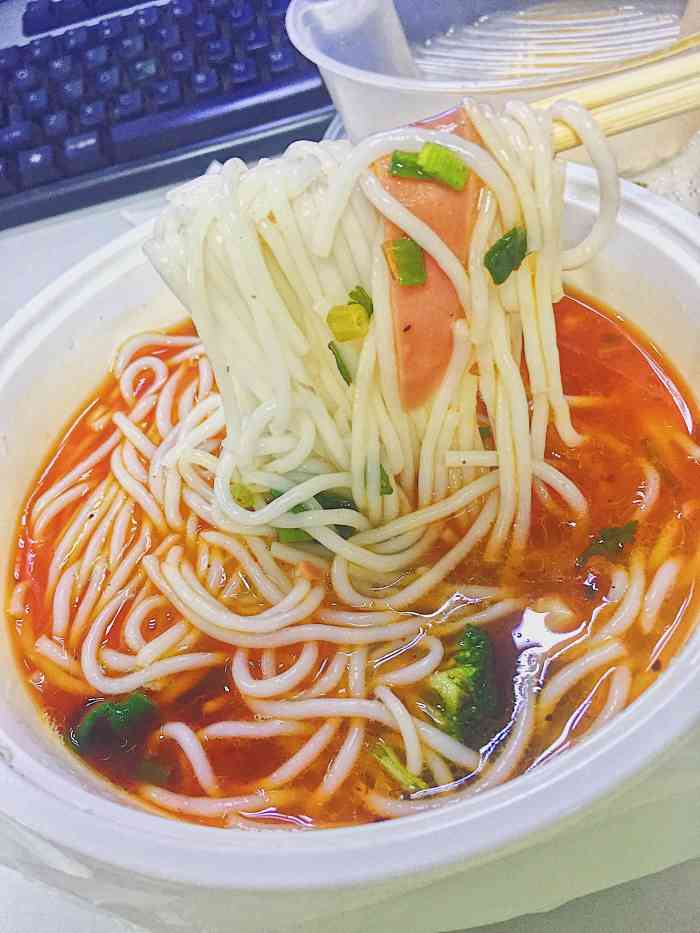 炸舌泡椒牛肉米线(麦凯乐店)
