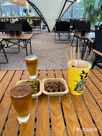 体会了一次下雨天️的户外啤酒时光，330ml的啤酒量