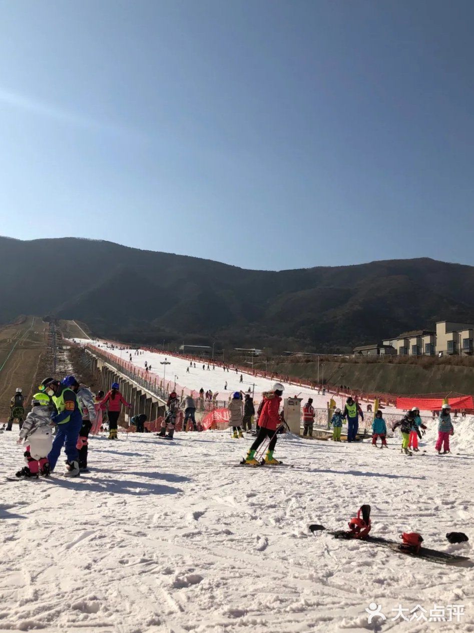 让宝宝体验滑雪是一件非常棒的冬季选择。