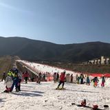 让宝宝体验滑雪是一件非常棒的冬季选择。