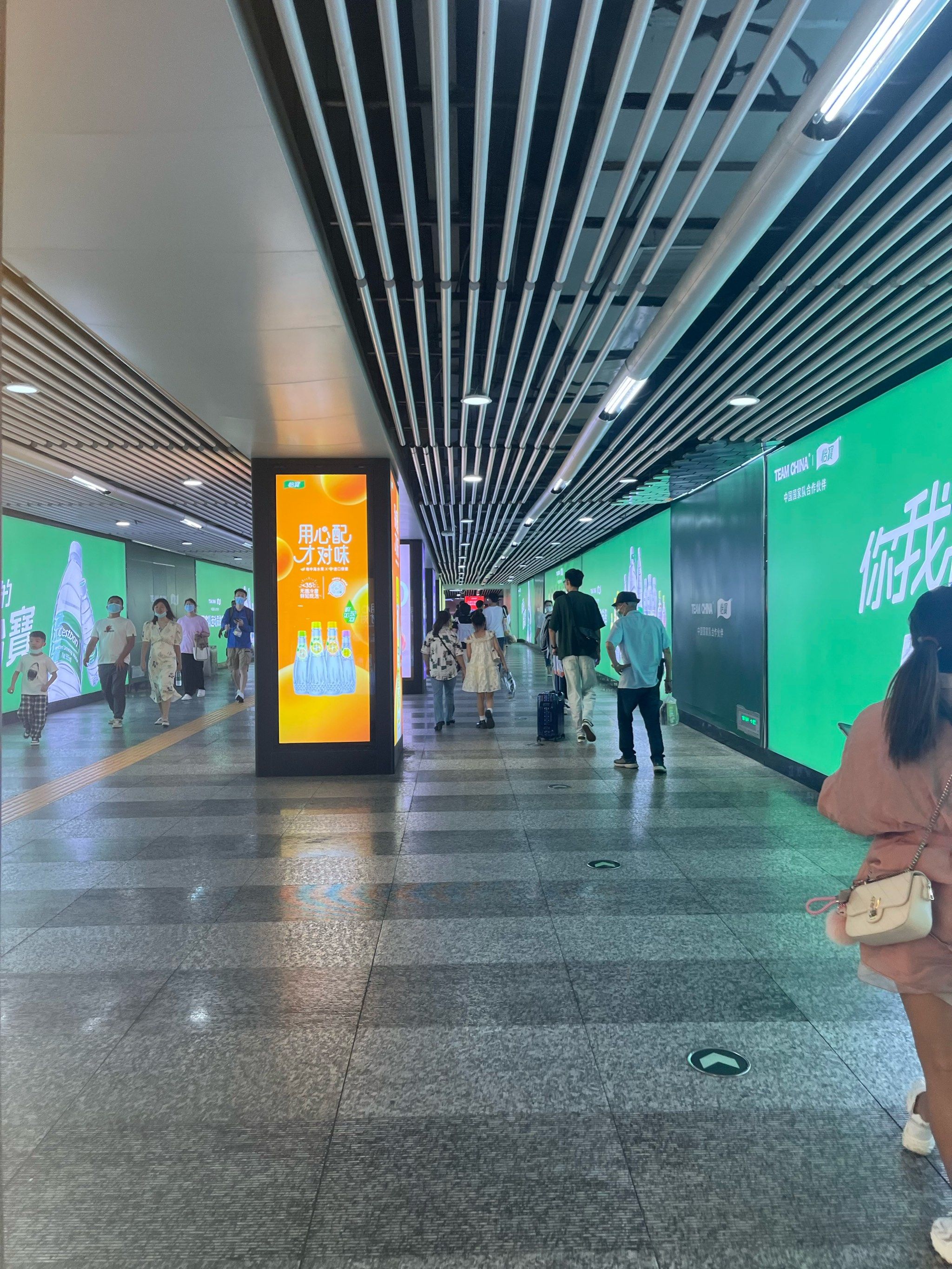 地铁站也有时尚风