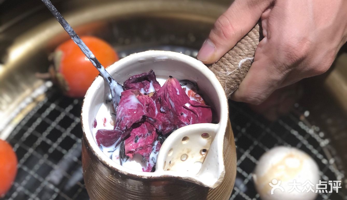 一边喝罐罐烤奶一边吃烤肉，简直要幸福到哭[流泪]好吗？