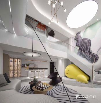 一根管道打破了原有建筑的结构，使其更有趣、童真。