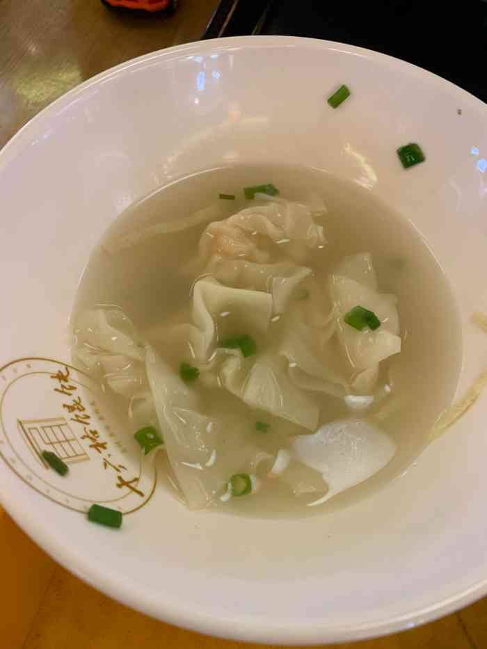 所以不用等太长时间,点了十六格格的馄饨和生煎包.