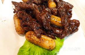 Black Pepper Beef with Cheese-filled Rice Cake