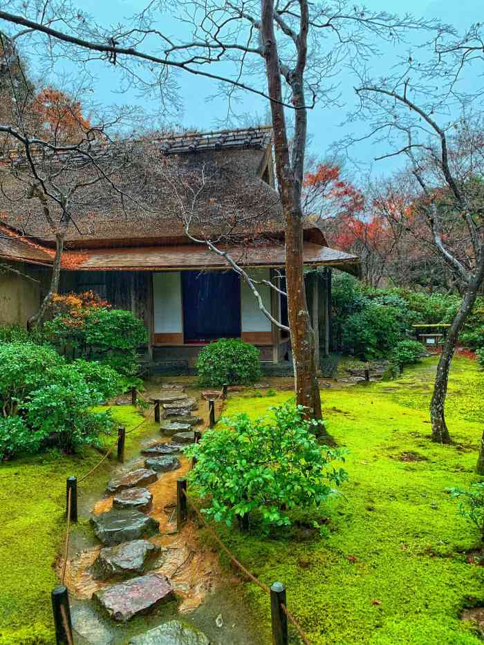 大河内山庄庭园-"在刚进嵯峨野竹林的路上,竖着块不太显眼的.