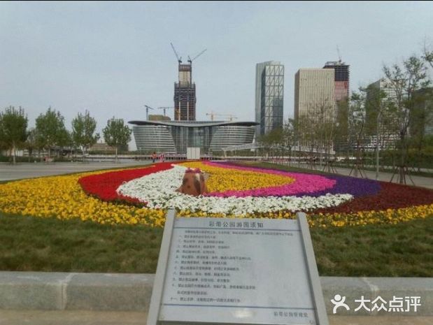 彩带岛公园位于响螺湾商务区东侧，总占地面积约33万平