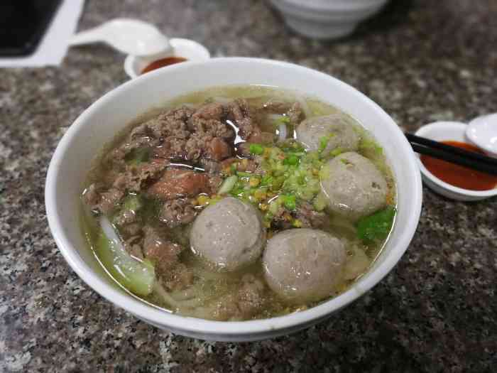 打分 天气冷来一碗牛肉丸粿条汤最是舒服了!