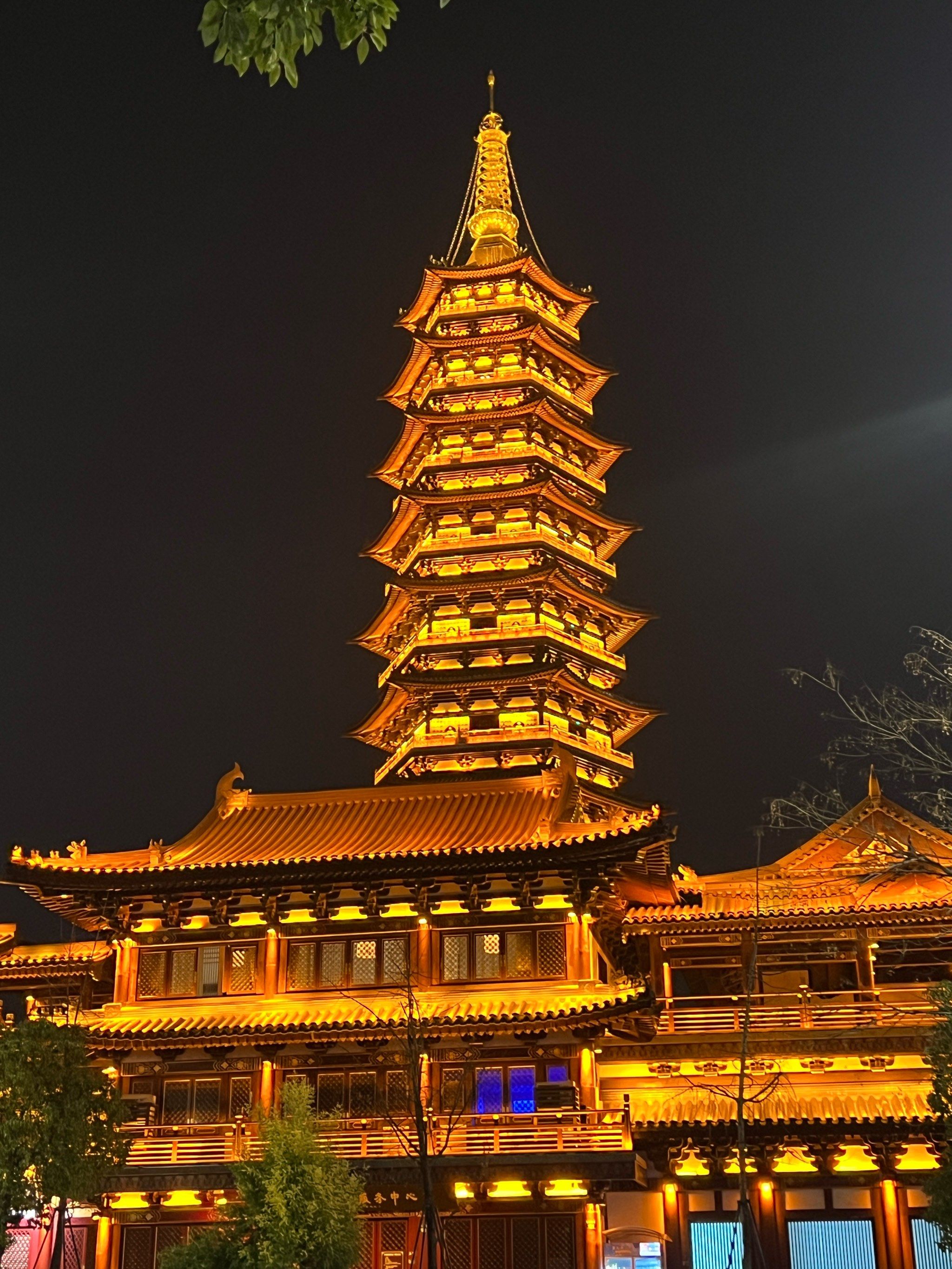夜晚灯火通明