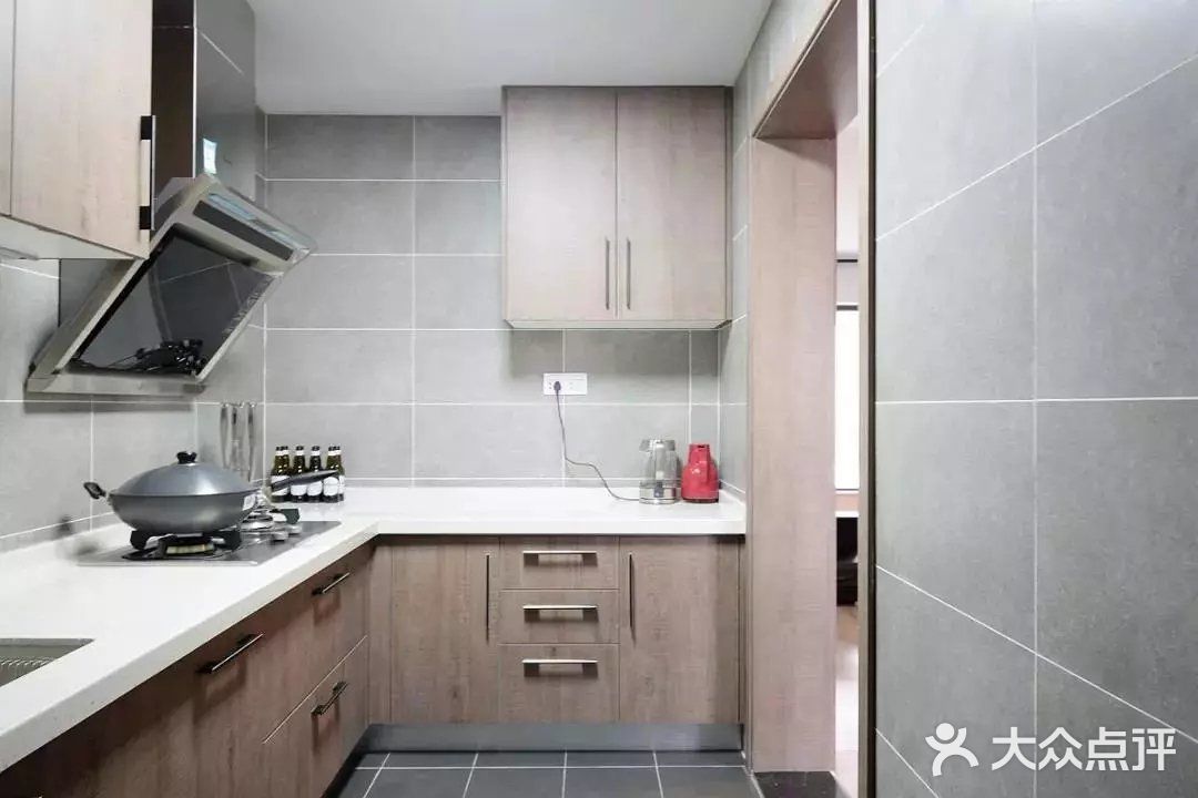 布置出一个低调奢华的华丽空间感。